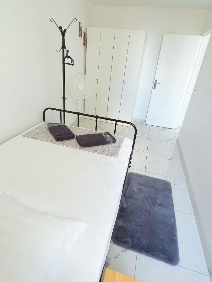 Apartment Near Subway And Supermarket Париж Экстерьер фото
