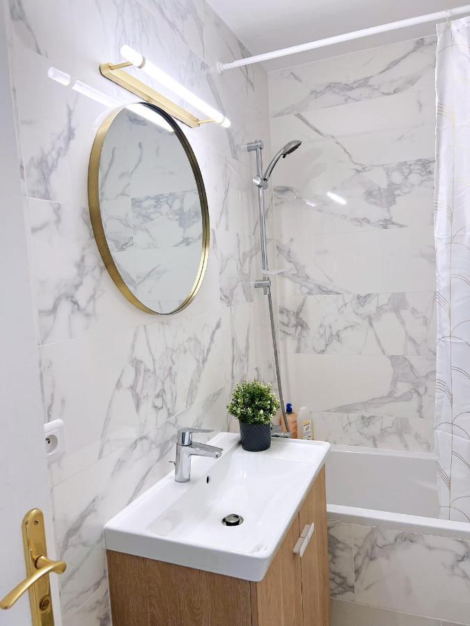 Apartment Near Subway And Supermarket Париж Экстерьер фото