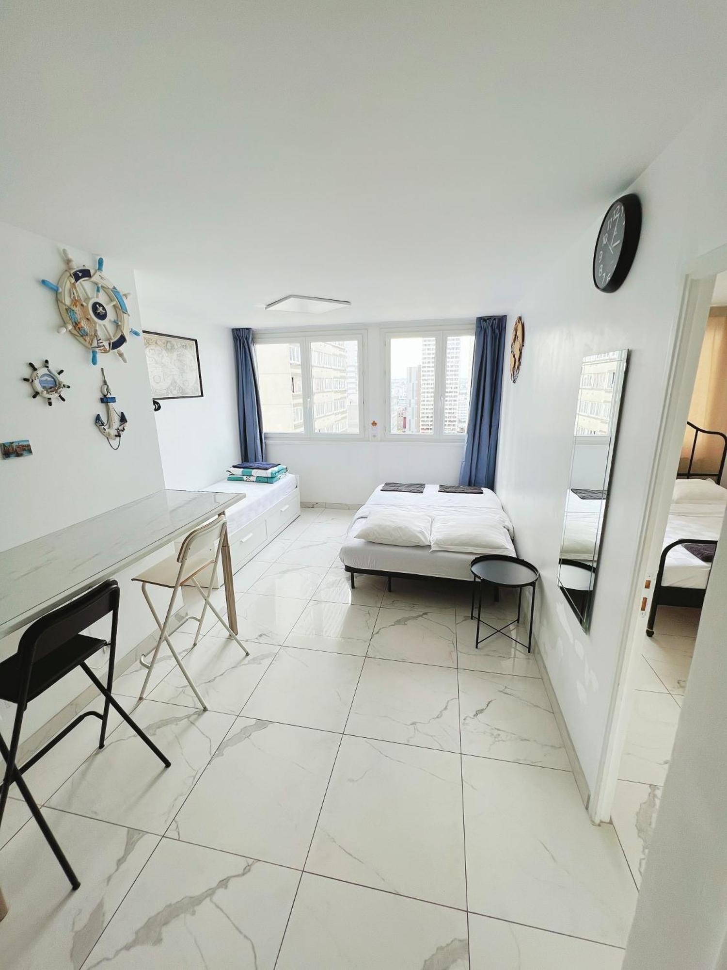 Apartment Near Subway And Supermarket Париж Экстерьер фото