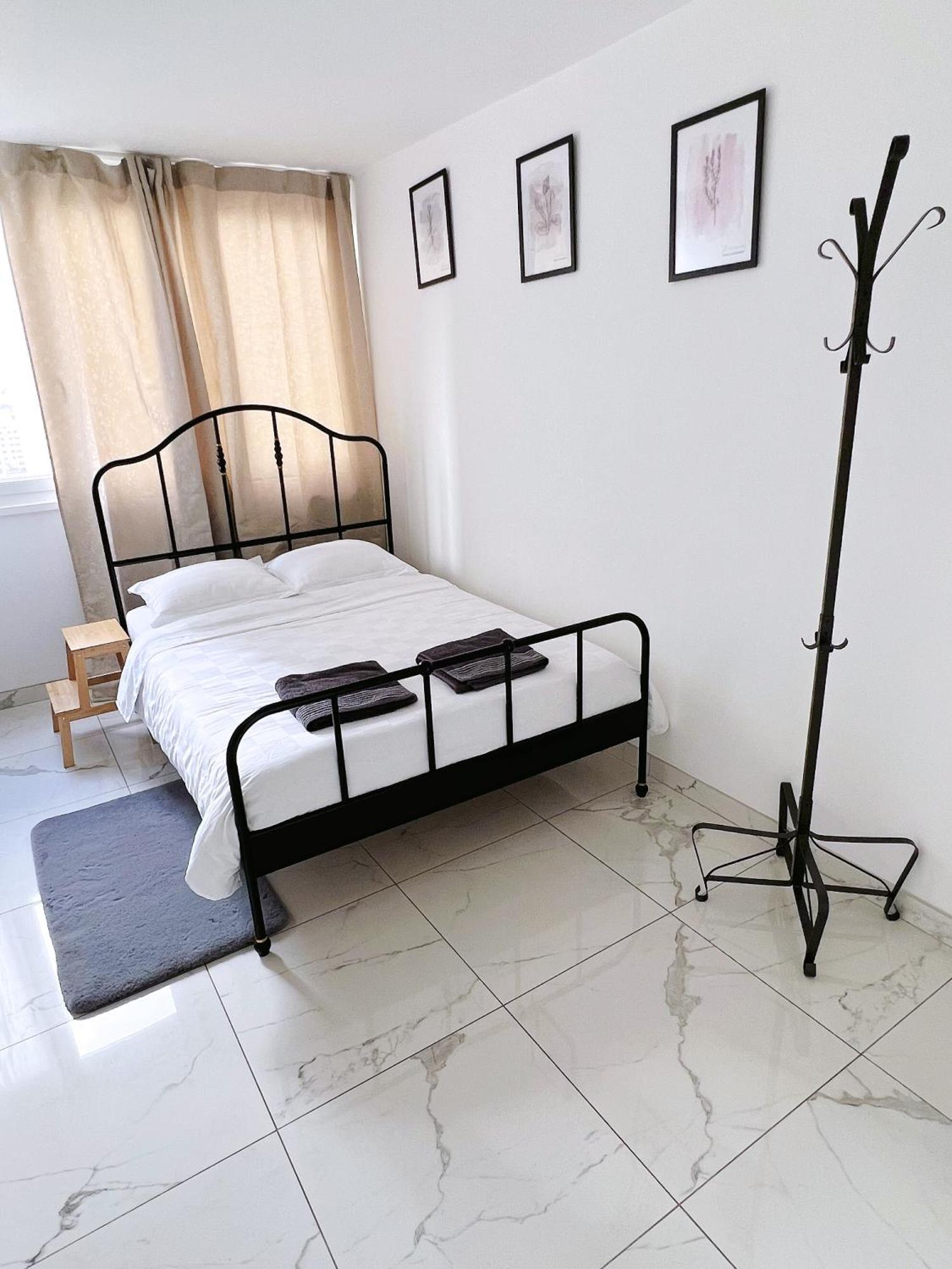 Apartment Near Subway And Supermarket Париж Экстерьер фото